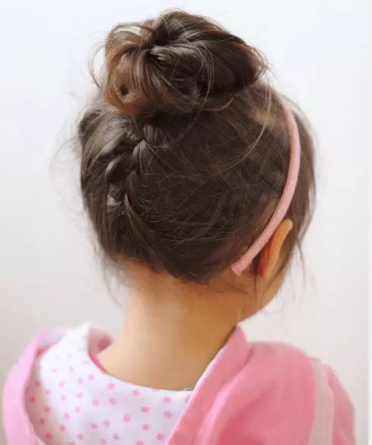 Un groupe pour une fille: comment faire une belle coiffure pour enfants pour la gymnastique rythmique? Comment faire un enfant une poutre festive avec une bulle? 16794_11