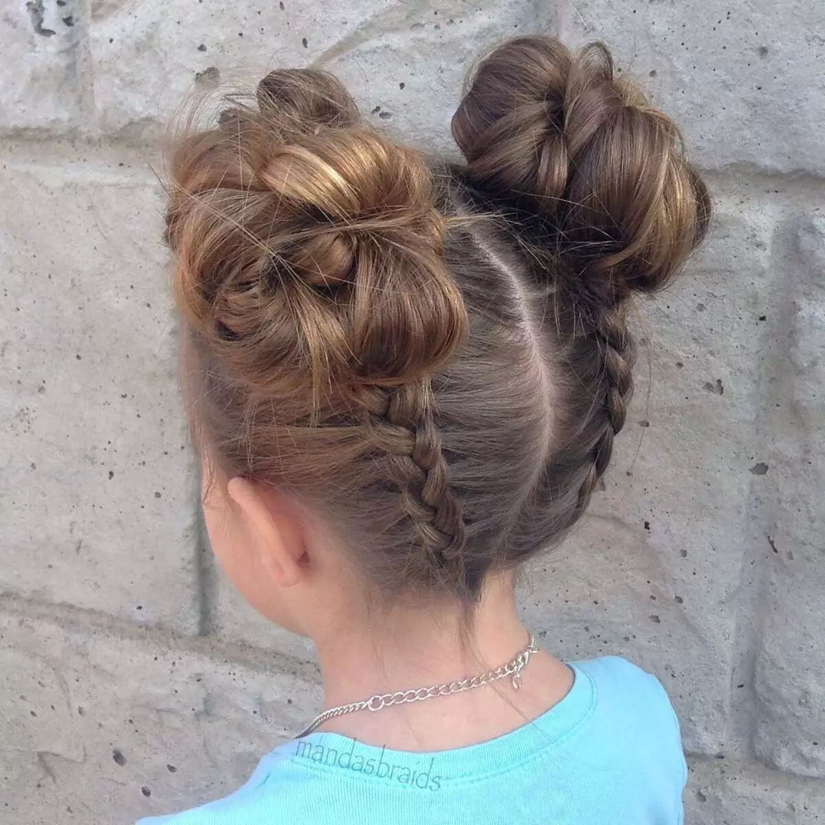 ایک لڑکی کے لئے ایک گروپ: تالاب جمناسٹکس کے لئے خوبصورت بچوں کے بالوں کو کیسے بنائیں؟ ایک بلبلا کے ساتھ ایک تہوار بیم کیسے بنانا؟ 16794_3