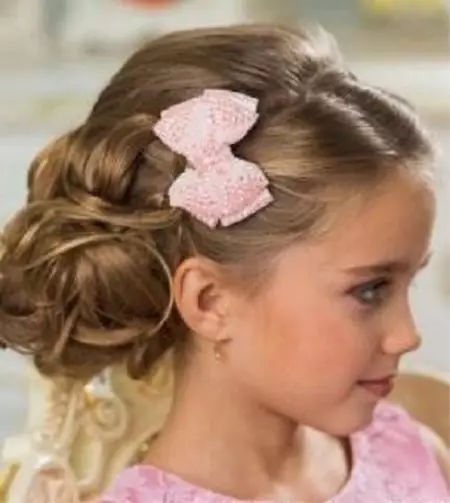 女の子のための束：リズミカルな体操のために美しい子供の髪型を作る方法は？子供の泡をお祝いのビームを作る方法は？ 16794_33