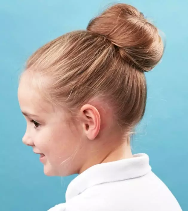 En flok til en pige: Hvordan laver man en smuk børns frisure til rytmisk gymnastik? Hvordan laver man et barn en festlig stråle med en boble? 16794_7