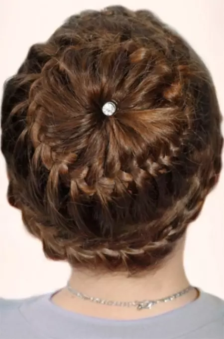 Hairstyle - Basket for Girls (26 photos): How to weave a braid-basket around head step by step? How to make a children's hairstyle with a girl with medium and other lengths? 16796_11