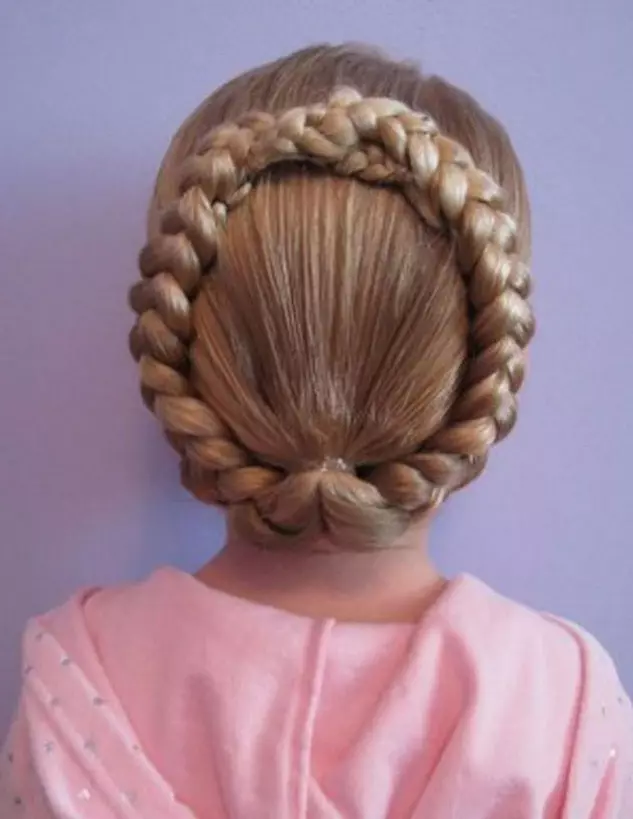 髮型 - 女孩籃子（26張）：如何逐步編織圍繞頭部的辮子籃？如何與中等和其他長度的女孩一起製作一個孩子的髮型？ 16796_16