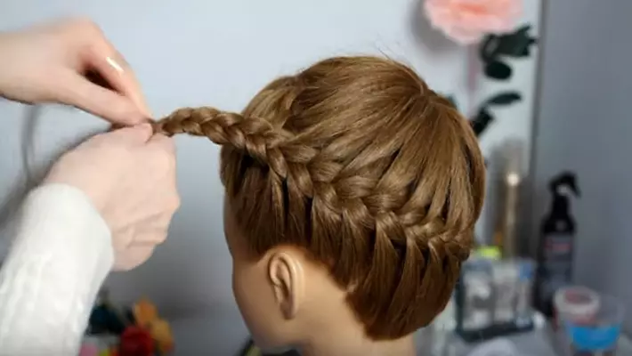 髮型 - 女孩籃子（26張）：如何逐步編織圍繞頭部的辮子籃？如何與中等和其他長度的女孩一起製作一個孩子的髮型？ 16796_19