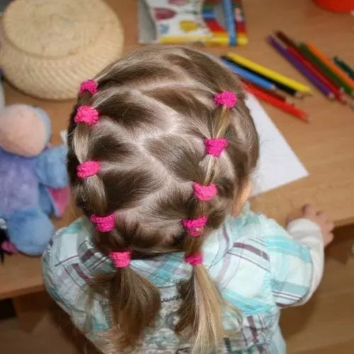 Kauniit kampaukset tytöille Kindergartenissa 5 minuutissa: Kuinka nopeasti tehdä yksinkertainen kampaus tyttö pitkä ja lyhyt hiukset lastentarhassa? 16798_10