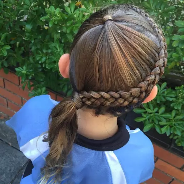 hairstyles bukur për vajza në kopshtin e fëmijëve në 5 minuta: si të shpejt të bëjë një vajzë të thjeshtë hairstyle me flokë të gjatë dhe të shkurtër në kopshtin e fëmijëve? 16798_11