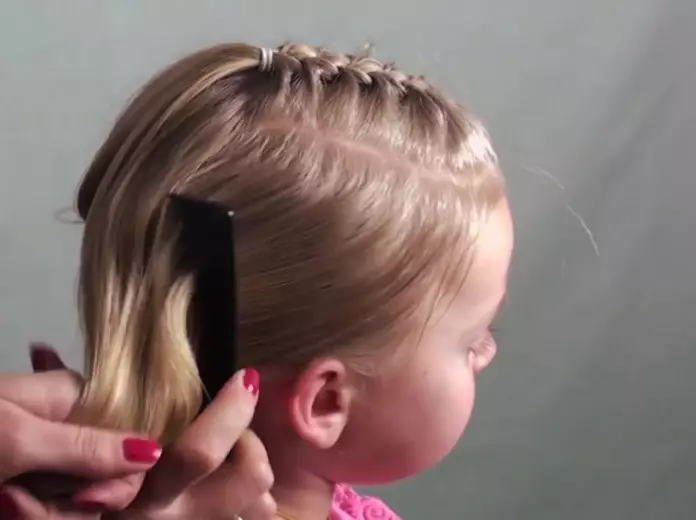 Piękne fryzury dla dziewcząt w przedszkolu w ciągu 5 minut: jak szybko zrobić prostą fryzurę z długimi i krótkimi włosami w przedszkolu? 16798_16
