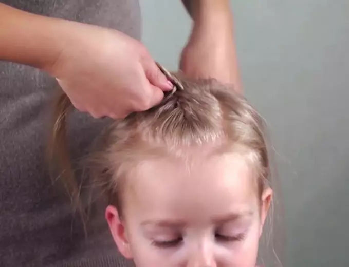 Kauniit kampaukset tytöille Kindergartenissa 5 minuutissa: Kuinka nopeasti tehdä yksinkertainen kampaus tyttö pitkä ja lyhyt hiukset lastentarhassa? 16798_17