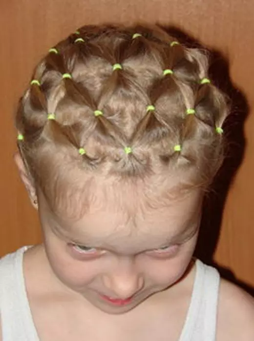 Vackra frisyrer för tjejer i dagis på 5 minuter: Hur snabbt gör en enkel frisyrflicka med långt och kort hår i dagis? 16798_18