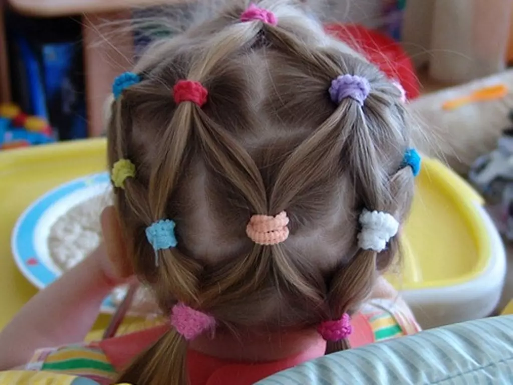 hairstyles bukur për vajza në kopshtin e fëmijëve në 5 minuta: si të shpejt të bëjë një vajzë të thjeshtë hairstyle me flokë të gjatë dhe të shkurtër në kopshtin e fëmijëve? 16798_19