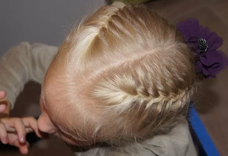 Kauniit kampaukset tytöille Kindergartenissa 5 minuutissa: Kuinka nopeasti tehdä yksinkertainen kampaus tyttö pitkä ja lyhyt hiukset lastentarhassa? 16798_20