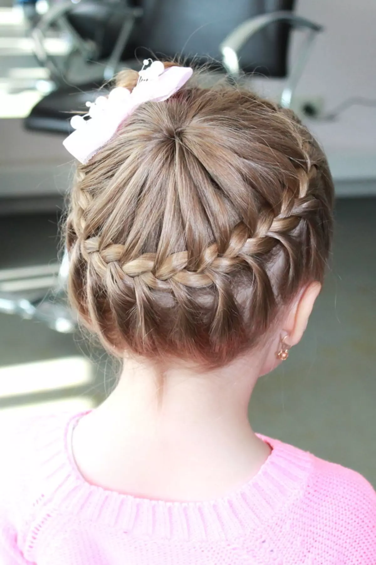 Piękne fryzury dla dziewcząt w przedszkolu w ciągu 5 minut: jak szybko zrobić prostą fryzurę z długimi i krótkimi włosami w przedszkolu? 16798_23