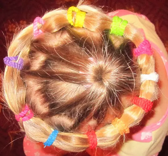 Piękne fryzury dla dziewcząt w przedszkolu w ciągu 5 minut: jak szybko zrobić prostą fryzurę z długimi i krótkimi włosami w przedszkolu? 16798_24