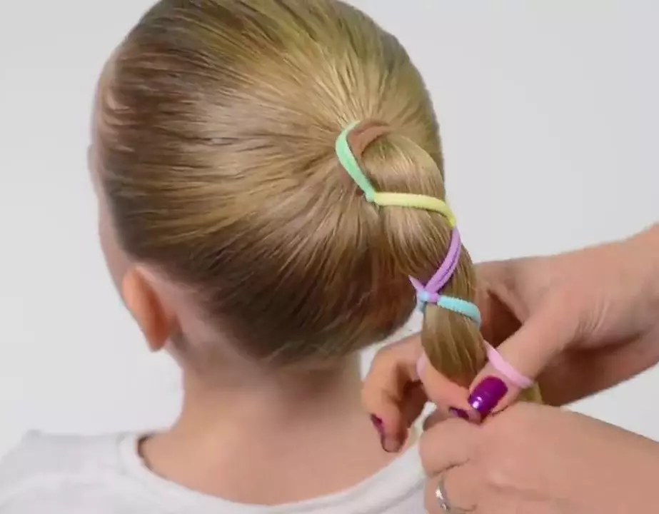 Piękne fryzury dla dziewcząt w przedszkolu w ciągu 5 minut: jak szybko zrobić prostą fryzurę z długimi i krótkimi włosami w przedszkolu? 16798_25