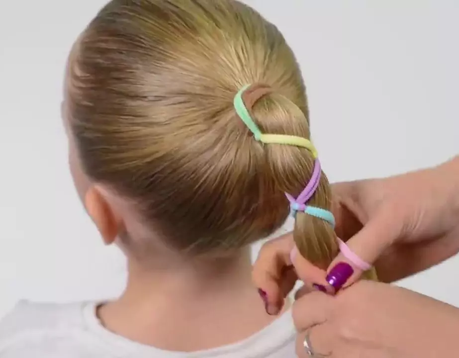 hairstyles bukur për vajza në kopshtin e fëmijëve në 5 minuta: si të shpejt të bëjë një vajzë të thjeshtë hairstyle me flokë të gjatë dhe të shkurtër në kopshtin e fëmijëve? 16798_25