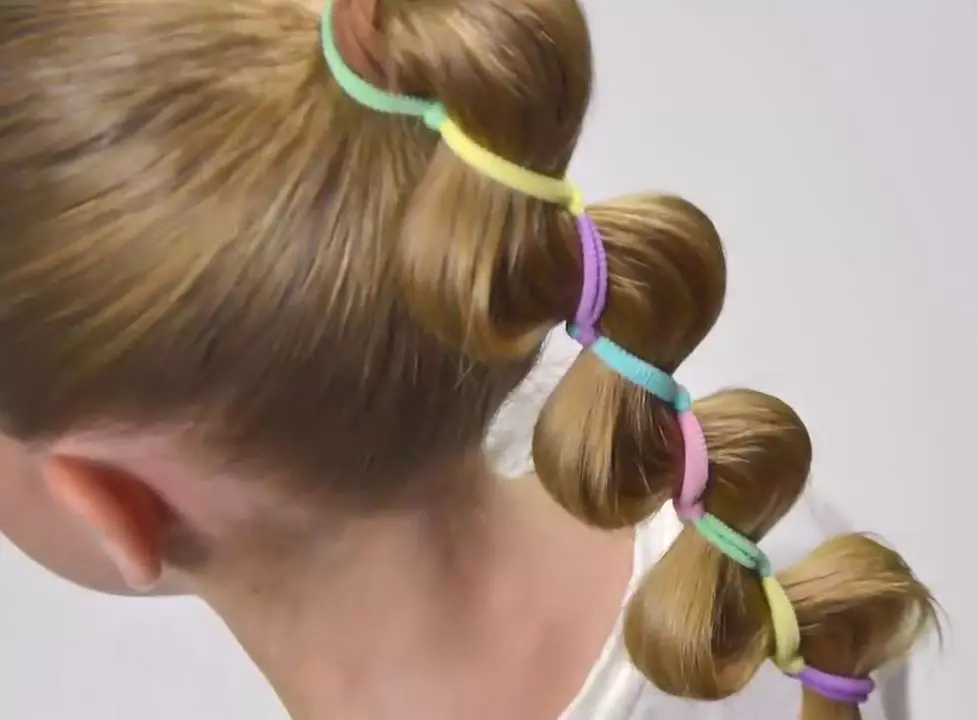 Piękne fryzury dla dziewcząt w przedszkolu w ciągu 5 minut: jak szybko zrobić prostą fryzurę z długimi i krótkimi włosami w przedszkolu? 16798_27