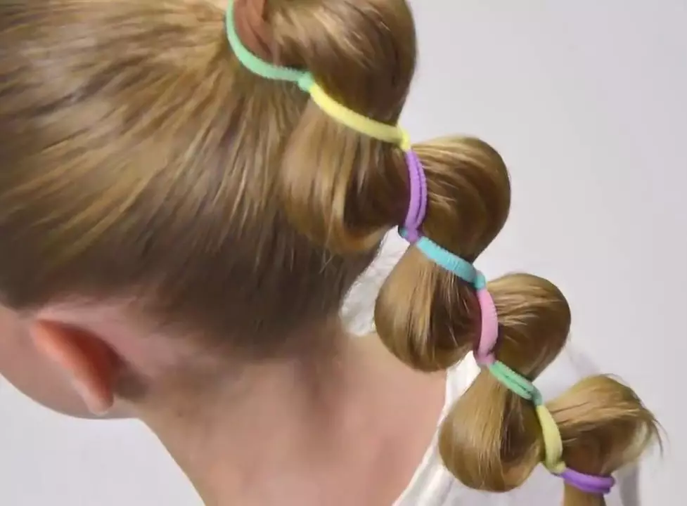 hairstyles bukur për vajza në kopshtin e fëmijëve në 5 minuta: si të shpejt të bëjë një vajzë të thjeshtë hairstyle me flokë të gjatë dhe të shkurtër në kopshtin e fëmijëve? 16798_27