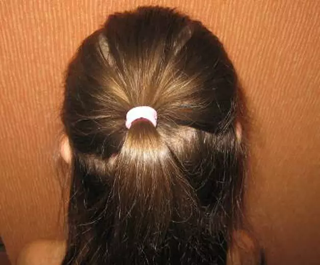 Предивне фризуре за девојчице у вртићу за 5 минута: Како брзо направити једноставну дјевојку фризуре са дугом и кратком косом у вртићу? 16798_28