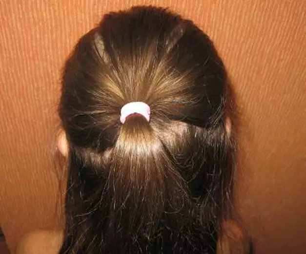 hairstyles bukur për vajza në kopshtin e fëmijëve në 5 minuta: si të shpejt të bëjë një vajzë të thjeshtë hairstyle me flokë të gjatë dhe të shkurtër në kopshtin e fëmijëve? 16798_28