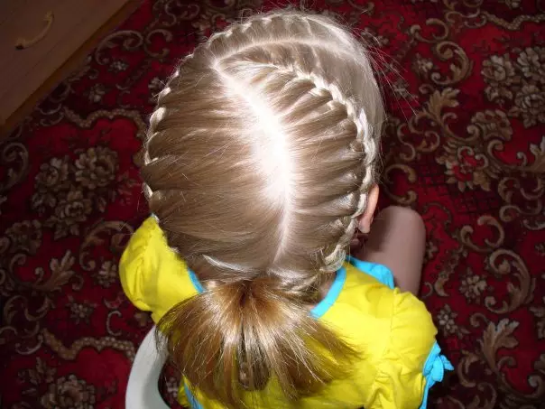 Piękne fryzury dla dziewcząt w przedszkolu w ciągu 5 minut: jak szybko zrobić prostą fryzurę z długimi i krótkimi włosami w przedszkolu? 16798_3