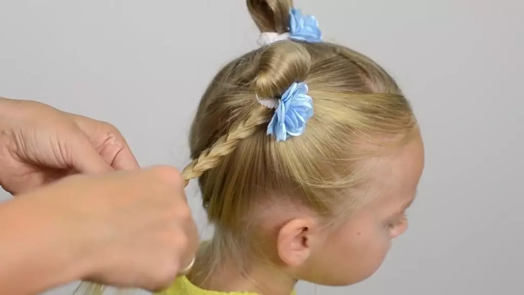 Ilusad soengud tüdrukutele lasteaias 5 minuti jooksul: kuidas kiiresti teha lihtsa soeng tüdruk pikaajalise ja lühikese juuksed lasteaias? 16798_30