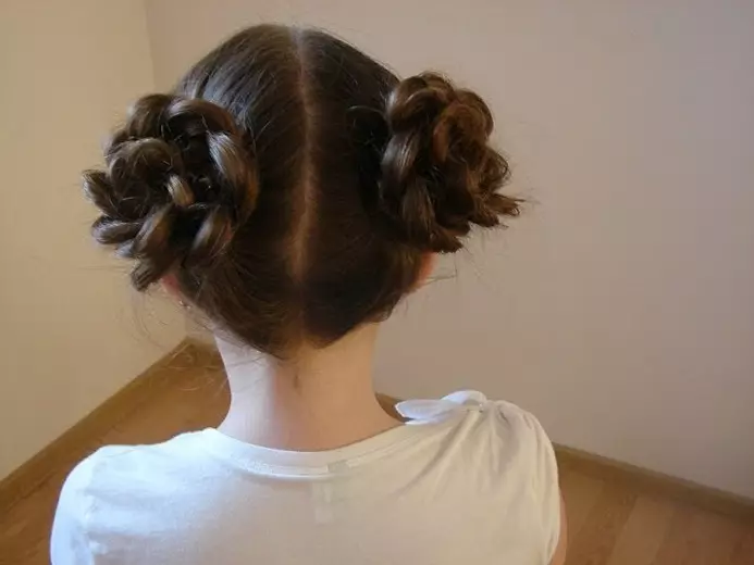 Piękne fryzury dla dziewcząt w przedszkolu w ciągu 5 minut: jak szybko zrobić prostą fryzurę z długimi i krótkimi włosami w przedszkolu? 16798_32