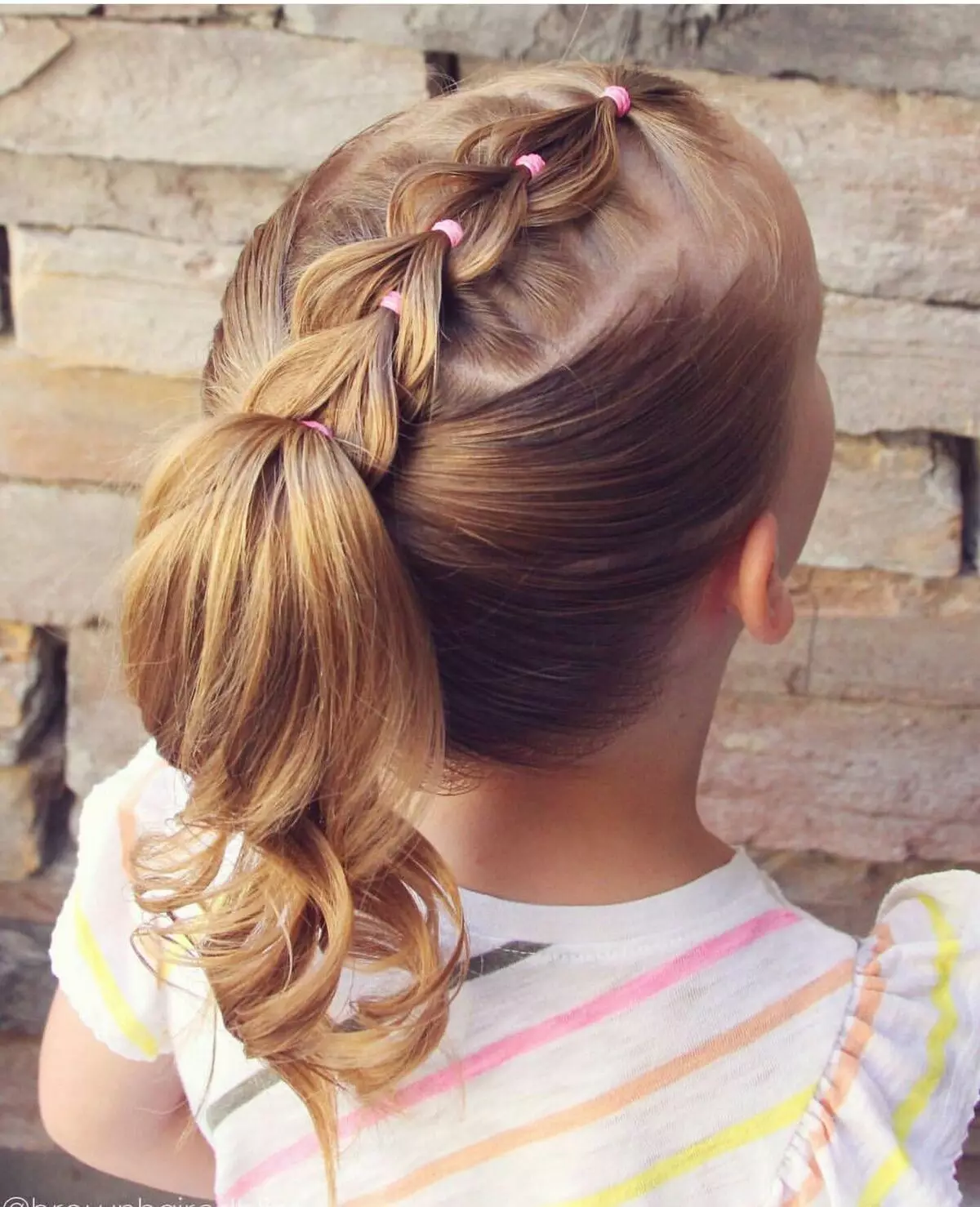 Kauniit kampaukset tytöille Kindergartenissa 5 minuutissa: Kuinka nopeasti tehdä yksinkertainen kampaus tyttö pitkä ja lyhyt hiukset lastentarhassa? 16798_34