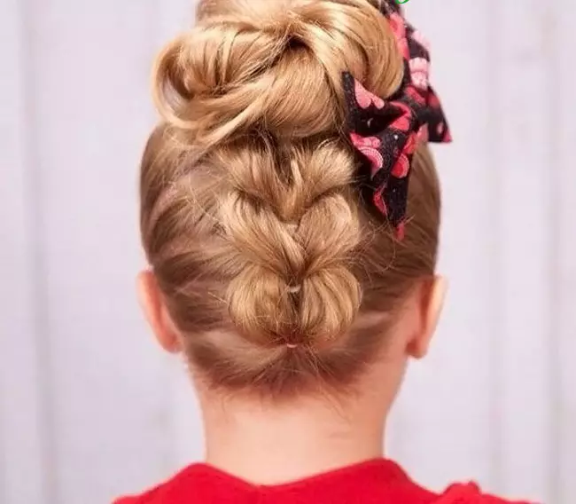 hairstyles bukur për vajza në kopshtin e fëmijëve në 5 minuta: si të shpejt të bëjë një vajzë të thjeshtë hairstyle me flokë të gjatë dhe të shkurtër në kopshtin e fëmijëve? 16798_35