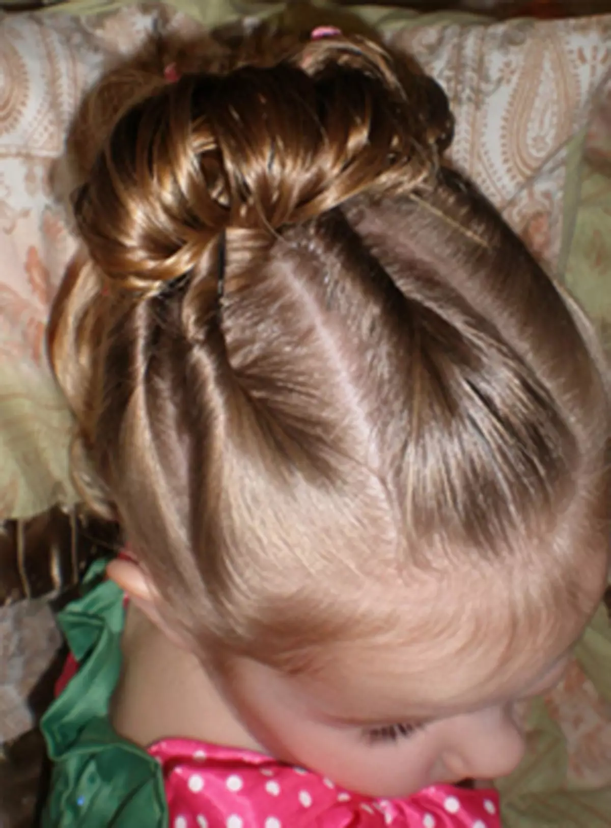 Vackra frisyrer för tjejer i dagis på 5 minuter: Hur snabbt gör en enkel frisyrflicka med långt och kort hår i dagis? 16798_36