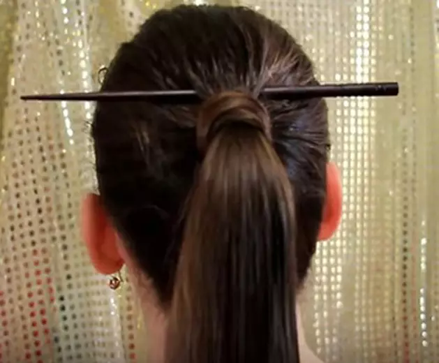 hairstyles bukur për vajza në kopshtin e fëmijëve në 5 minuta: si të shpejt të bëjë një vajzë të thjeshtë hairstyle me flokë të gjatë dhe të shkurtër në kopshtin e fëmijëve? 16798_38