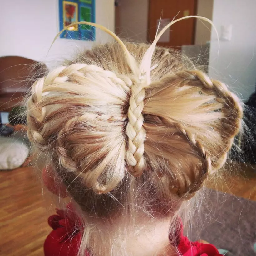 Piękne fryzury dla dziewcząt w przedszkolu w ciągu 5 minut: jak szybko zrobić prostą fryzurę z długimi i krótkimi włosami w przedszkolu? 16798_39