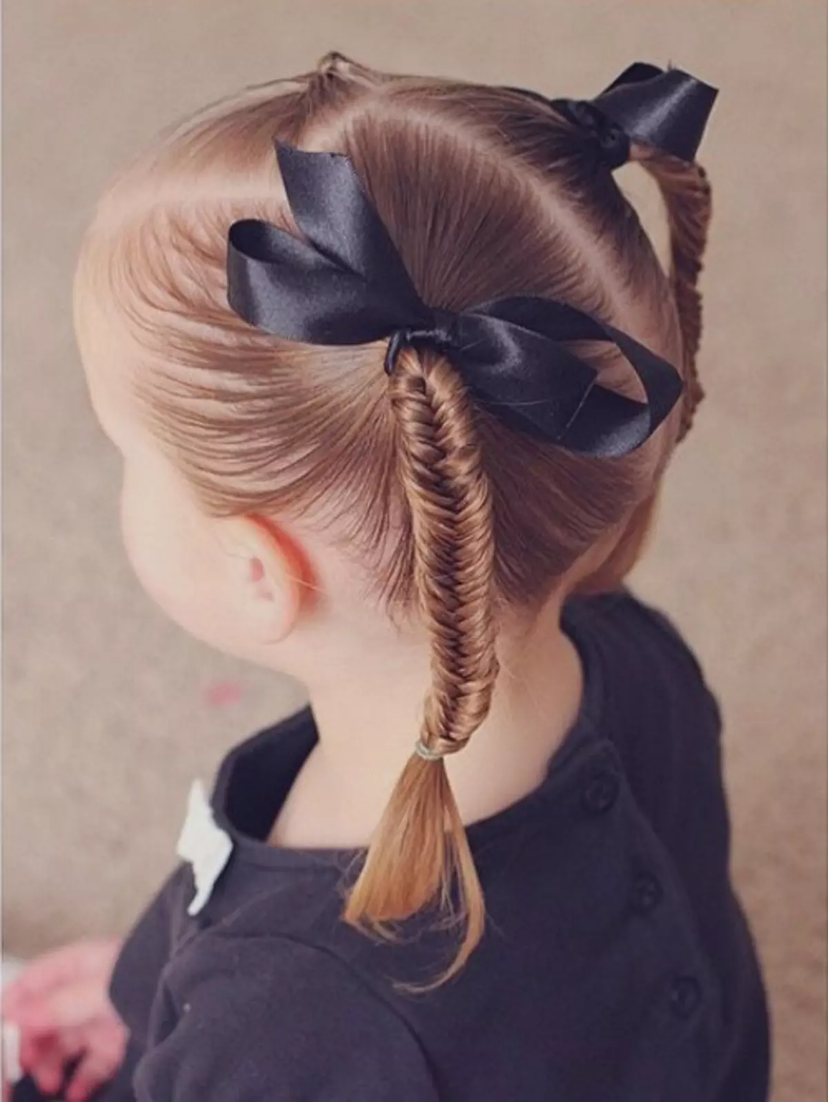 Kauniit kampaukset tytöille Kindergartenissa 5 minuutissa: Kuinka nopeasti tehdä yksinkertainen kampaus tyttö pitkä ja lyhyt hiukset lastentarhassa? 16798_42