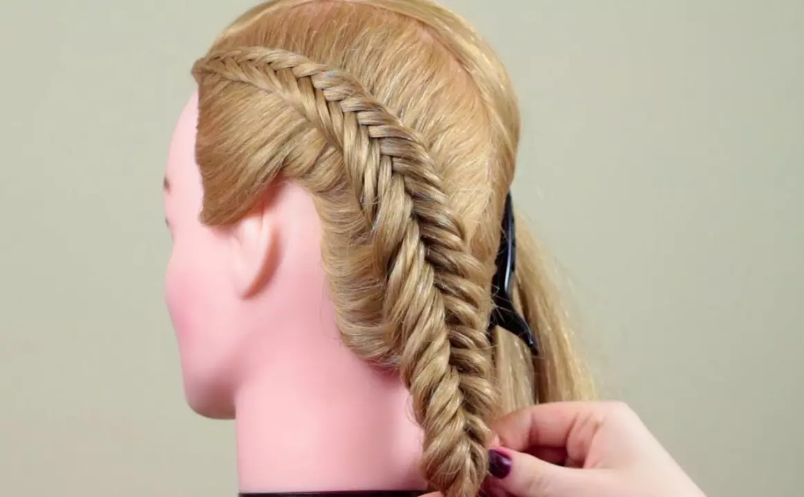 Предивне фризуре за девојчице у вртићу за 5 минута: Како брзо направити једноставну дјевојку фризуре са дугом и кратком косом у вртићу? 16798_43