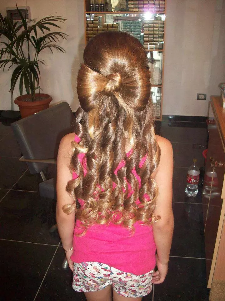Piękne fryzury dla dziewcząt w przedszkolu w ciągu 5 minut: jak szybko zrobić prostą fryzurę z długimi i krótkimi włosami w przedszkolu? 16798_44