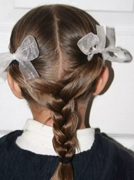 hairstyles bukur për vajza në kopshtin e fëmijëve në 5 minuta: si të shpejt të bëjë një vajzë të thjeshtë hairstyle me flokë të gjatë dhe të shkurtër në kopshtin e fëmijëve? 16798_46