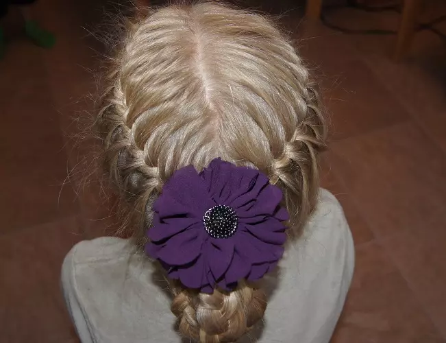 hairstyles bukur për vajza në kopshtin e fëmijëve në 5 minuta: si të shpejt të bëjë një vajzë të thjeshtë hairstyle me flokë të gjatë dhe të shkurtër në kopshtin e fëmijëve? 16798_47