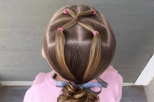 hairstyles bukur për vajza në kopshtin e fëmijëve në 5 minuta: si të shpejt të bëjë një vajzë të thjeshtë hairstyle me flokë të gjatë dhe të shkurtër në kopshtin e fëmijëve? 16798_5