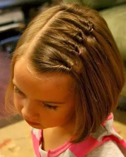 hairstyles bukur për vajza në kopshtin e fëmijëve në 5 minuta: si të shpejt të bëjë një vajzë të thjeshtë hairstyle me flokë të gjatë dhe të shkurtër në kopshtin e fëmijëve? 16798_6
