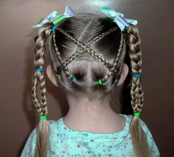 hairstyles bukur për vajza në kopshtin e fëmijëve në 5 minuta: si të shpejt të bëjë një vajzë të thjeshtë hairstyle me flokë të gjatë dhe të shkurtër në kopshtin e fëmijëve? 16798_9