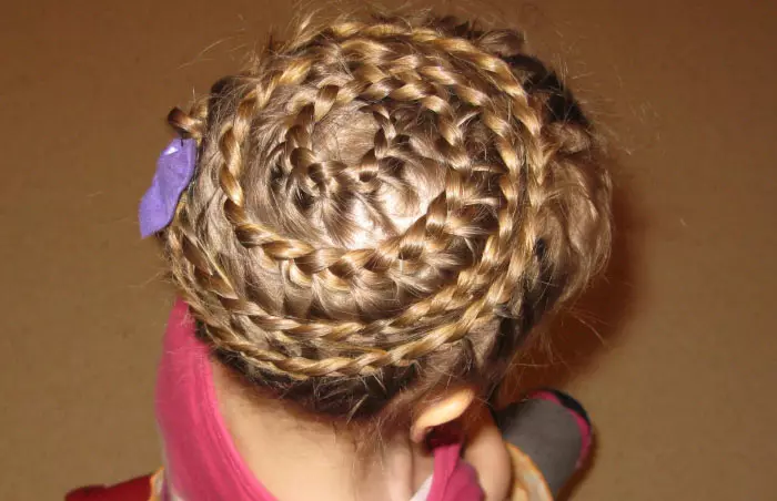 Spit sa paligid ng ulo para sa mga batang babae (26 mga larawan): Paano itrintas ang pigtail ng sanggol sa paligid ng ulo styardly? Circular braids. 16800_13