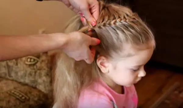 Коса по колу голови для дівчаток (26 фото): як заплести дитині косичку навколо голови поетапно? Схеми плетіння кругової коси 16800_17