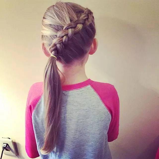 کنڈرگارٹن میں لڑکیوں کے لئے Hairstyles (66 فوٹو): ہم آپ کے ہاتھوں کے ساتھ ایک رم کے ساتھ ایک سادہ اور خوبصورت بالوں بناتے ہیں. بچوں کے باغ کے لئے ایک بچے کو curls بنانے کے لئے کس طرح؟ 16802_11