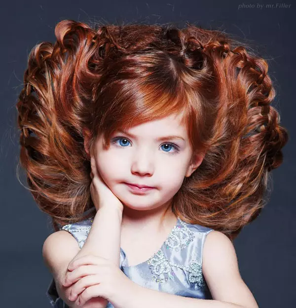 کنڈرگارٹن میں لڑکیوں کے لئے Hairstyles (66 فوٹو): ہم آپ کے ہاتھوں کے ساتھ ایک رم کے ساتھ ایک سادہ اور خوبصورت بالوں بناتے ہیں. بچوں کے باغ کے لئے ایک بچے کو curls بنانے کے لئے کس طرح؟ 16802_12