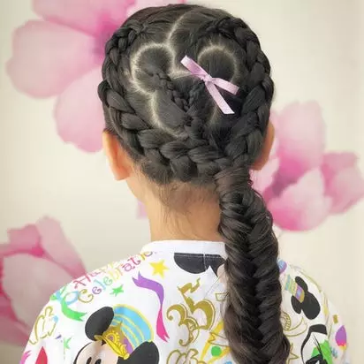 کنڈرگارٹن میں لڑکیوں کے لئے Hairstyles (66 فوٹو): ہم آپ کے ہاتھوں کے ساتھ ایک رم کے ساتھ ایک سادہ اور خوبصورت بالوں بناتے ہیں. بچوں کے باغ کے لئے ایک بچے کو curls بنانے کے لئے کس طرح؟ 16802_15