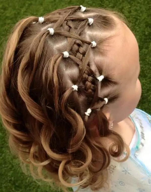 کنڈرگارٹن میں لڑکیوں کے لئے Hairstyles (66 فوٹو): ہم آپ کے ہاتھوں کے ساتھ ایک رم کے ساتھ ایک سادہ اور خوبصورت بالوں بناتے ہیں. بچوں کے باغ کے لئے ایک بچے کو curls بنانے کے لئے کس طرح؟ 16802_16