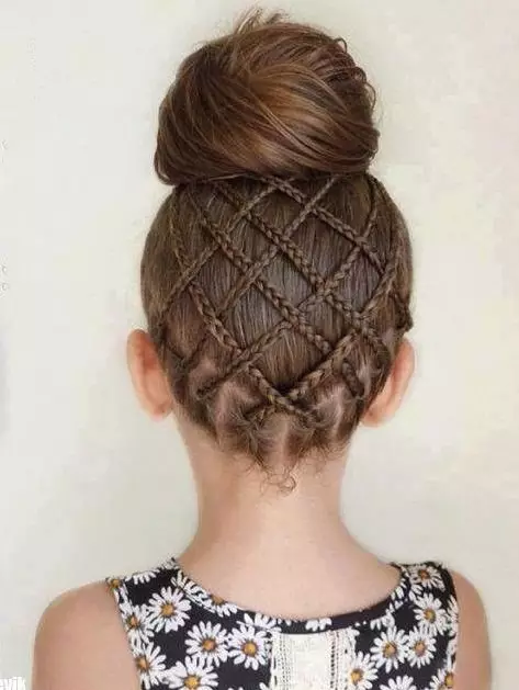 Hairstyles untuk kanak-kanak perempuan di Matinee di Tadika (66 Foto): Kami membuat gaya rambut yang mudah dan cantik dengan rim dengan tangan anda sendiri. Bagaimana untuk membuat keriting kepada kanak-kanak untuk taman kanak-kanak? 16802_17