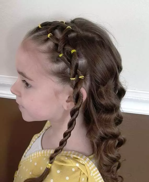 کنڈرگارٹن میں لڑکیوں کے لئے Hairstyles (66 فوٹو): ہم آپ کے ہاتھوں کے ساتھ ایک رم کے ساتھ ایک سادہ اور خوبصورت بالوں بناتے ہیں. بچوں کے باغ کے لئے ایک بچے کو curls بنانے کے لئے کس طرح؟ 16802_18