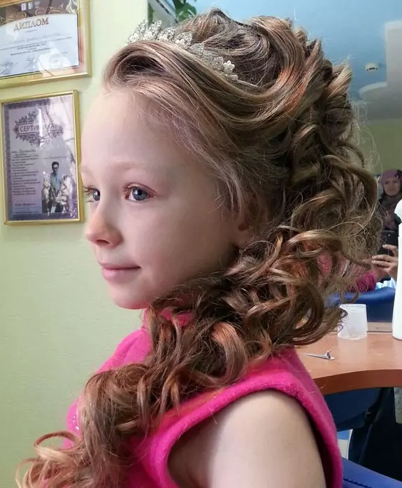 Hairstyles untuk kanak-kanak perempuan di Matinee di Tadika (66 Foto): Kami membuat gaya rambut yang mudah dan cantik dengan rim dengan tangan anda sendiri. Bagaimana untuk membuat keriting kepada kanak-kanak untuk taman kanak-kanak? 16802_19