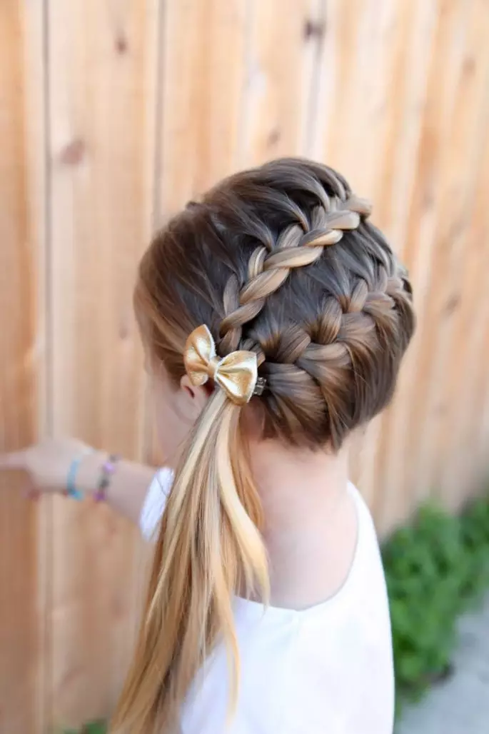 کنڈرگارٹن میں لڑکیوں کے لئے Hairstyles (66 فوٹو): ہم آپ کے ہاتھوں کے ساتھ ایک رم کے ساتھ ایک سادہ اور خوبصورت بالوں بناتے ہیں. بچوں کے باغ کے لئے ایک بچے کو curls بنانے کے لئے کس طرح؟ 16802_20