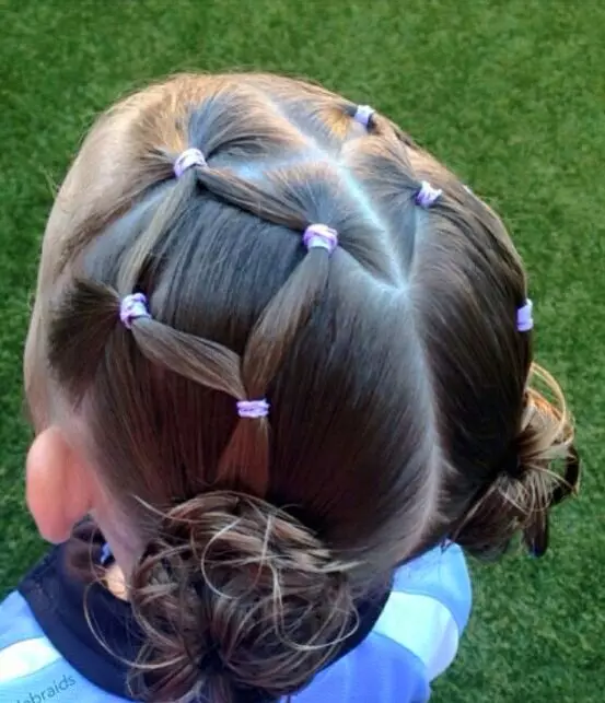 کنڈرگارٹن میں لڑکیوں کے لئے Hairstyles (66 فوٹو): ہم آپ کے ہاتھوں کے ساتھ ایک رم کے ساتھ ایک سادہ اور خوبصورت بالوں بناتے ہیں. بچوں کے باغ کے لئے ایک بچے کو curls بنانے کے لئے کس طرح؟ 16802_21