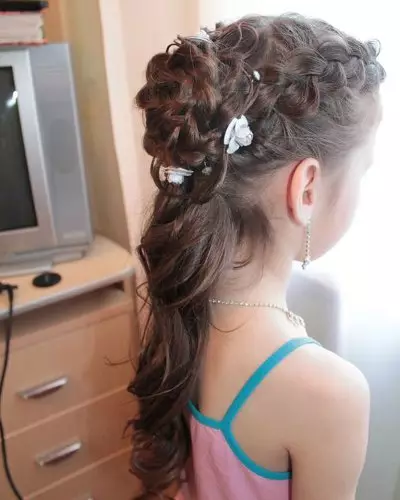 Hairstyles untuk kanak-kanak perempuan di Matinee di Tadika (66 Foto): Kami membuat gaya rambut yang mudah dan cantik dengan rim dengan tangan anda sendiri. Bagaimana untuk membuat keriting kepada kanak-kanak untuk taman kanak-kanak? 16802_23